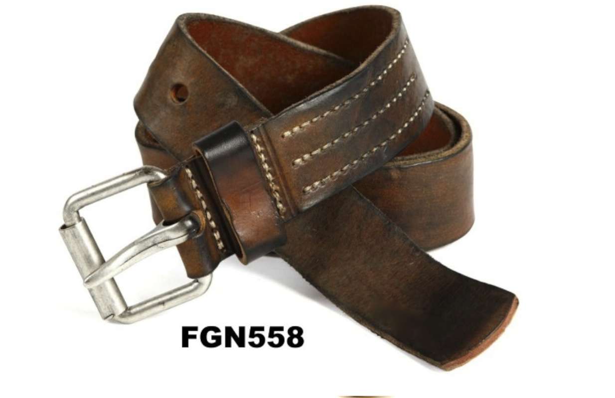 Ceinture en cuir pour homme conçue pour les tenues décontractées et habillées.