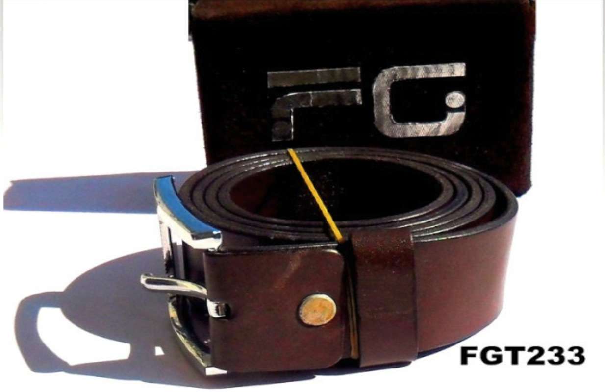 Ceinture en cuir pour homme, adaptée aux tenues décontractées et élégantes.