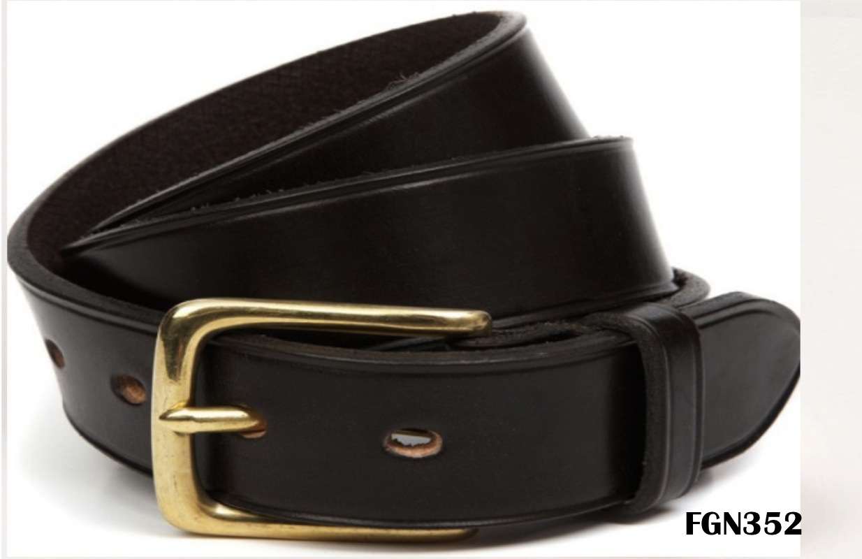 Ceinture classique en cuir pour homme, idéale avec un jean ou un pantalon.