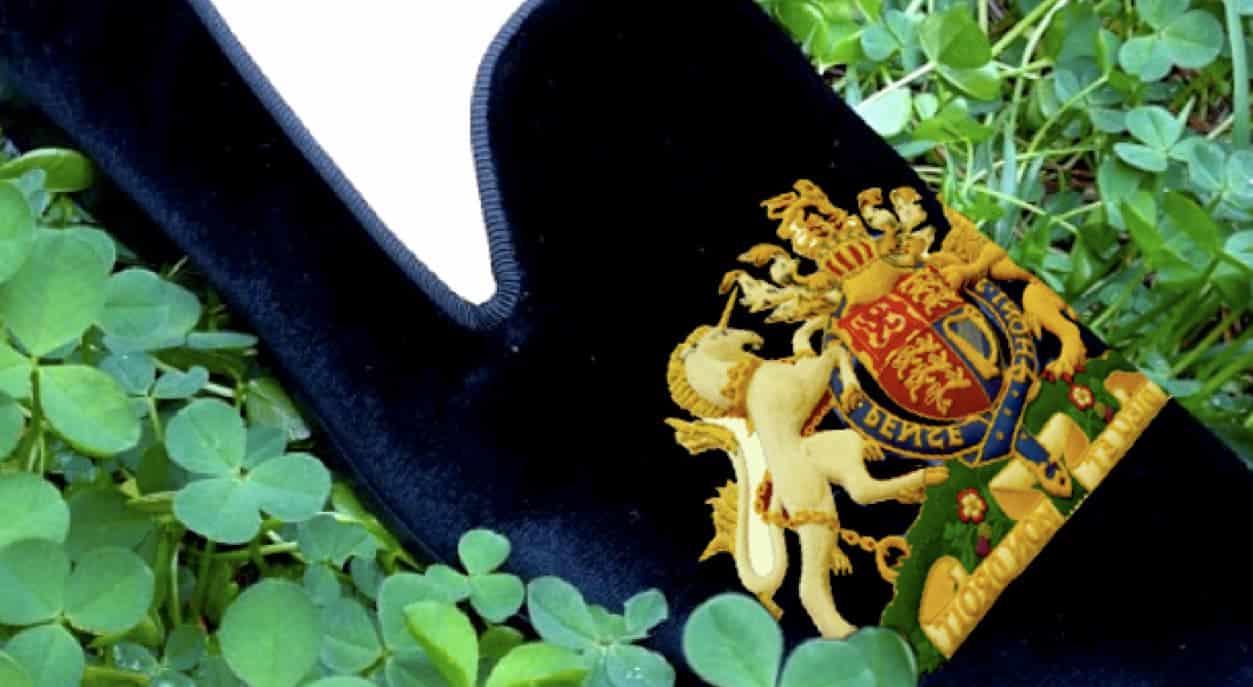 Logo de la fraternité étudiante brodé sur une paire de pantoufles